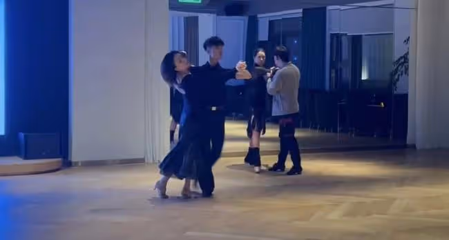 51歲王琳沉迷跳探戈,長腿纖腰似年輕姑娘,肌膚雪白女人味十足