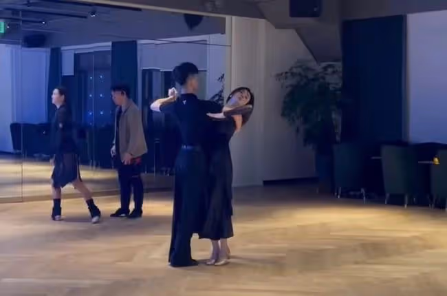 51歲王琳沉迷跳探戈,長腿纖腰似年輕姑娘,肌膚雪白女人味十足