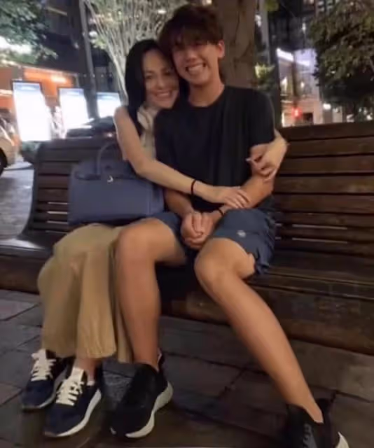 51歲王琳沉迷跳探戈,長腿纖腰似年輕姑娘,肌膚雪白女人味十足
