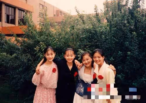 李小冉當年有多美?皮膚白到發光堪稱合照殺手,連周迅陳數都羨慕
