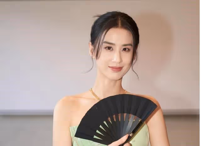 黃聖依在豪宅門口掰玉米，姿勢嫻熟絲毫不做作，難怪婆婆寵老公愛