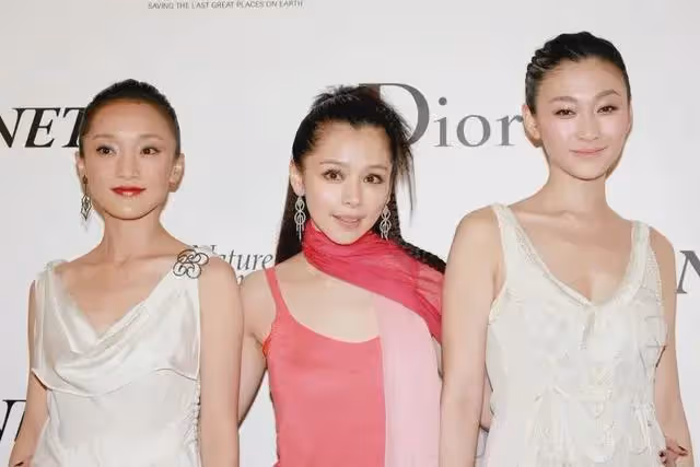 李小冉當年有多美?皮膚白到發光堪稱合照殺手,連周迅陳數都羨慕