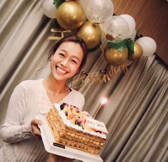 33歲黃心穎家中慶生,因醜聞僅家人到場,兩姐姐長相精緻堪比明星