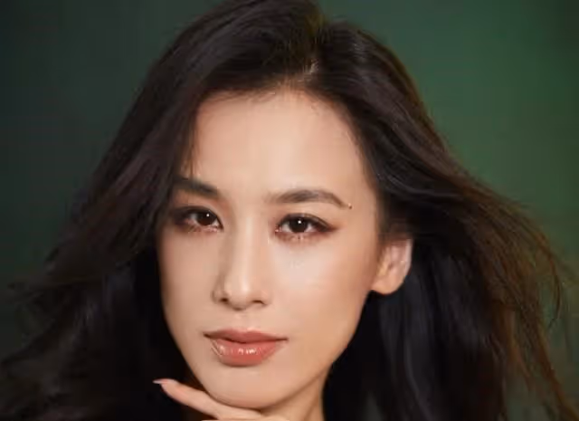 黃聖依在豪宅門口掰玉米，姿勢嫻熟絲毫不做作，難怪婆婆寵老公愛