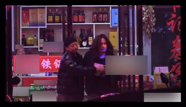 35歲尹正凌晨聚餐,醉到披頭散髮形象全無,走路晃悠要人一路攙扶
