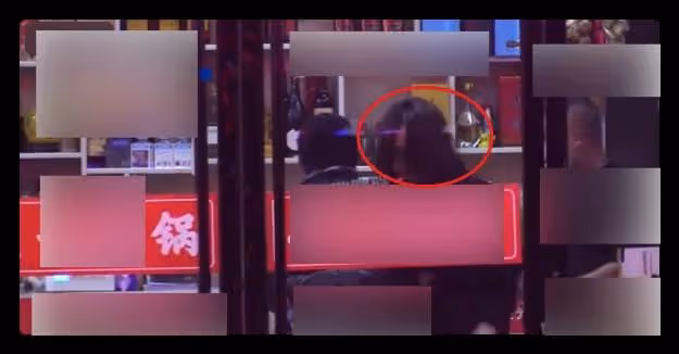 35歲尹正凌晨聚餐,醉到披頭散髮形象全無,走路晃悠要人一路攙扶