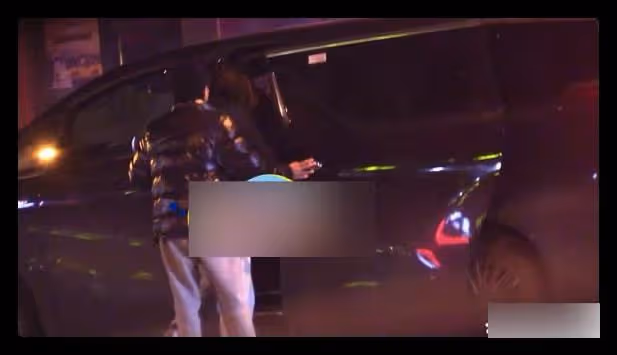 35歲尹正凌晨聚餐,醉到披頭散髮形象全無,走路晃悠要人一路攙扶