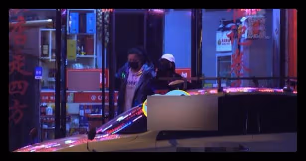 35歲尹正凌晨聚餐,醉到披頭散髮形象全無,走路晃悠要人一路攙扶
