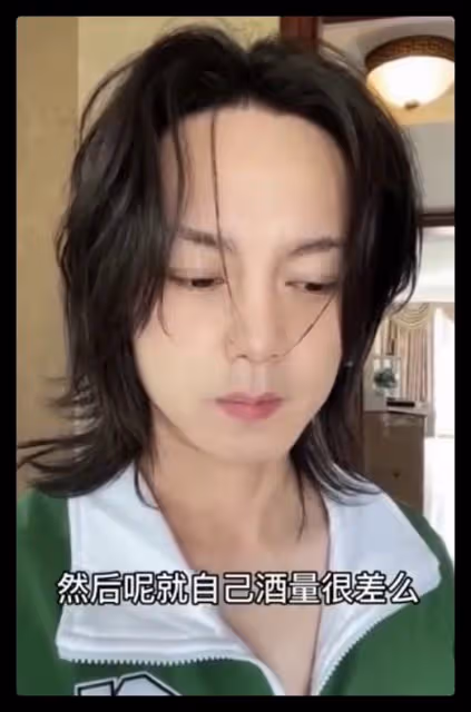 35歲尹正凌晨聚餐,醉到披頭散髮形象全無,走路晃悠要人一路攙扶