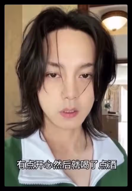 35歲尹正凌晨聚餐,醉到披頭散髮形象全無,走路晃悠要人一路攙扶
