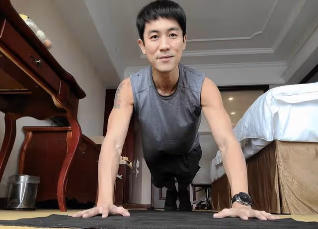 TVB新晉視帝受邀到內地拍劇,薪酬高達600萬,努力為子女賺學費