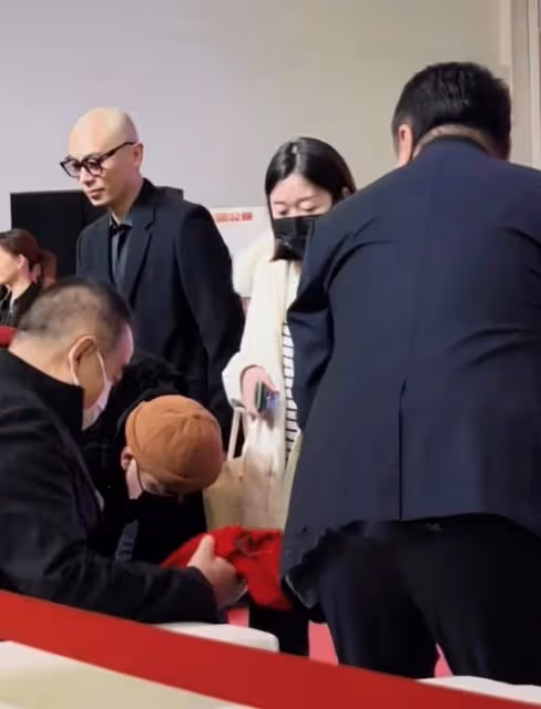 69歲陳凱歌身體狀況令人擔憂,走路緩慢頭髮稀疏,坐下還需人攙扶