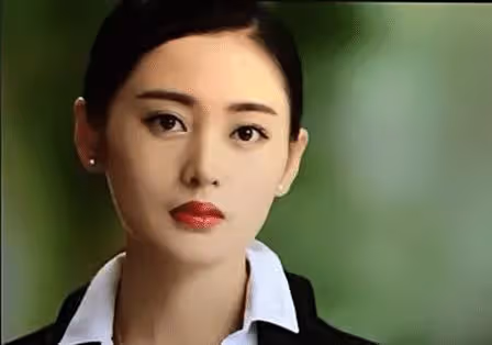 撕金晨,懟江疏影,出道12年卻年齡成謎,她活得太假?