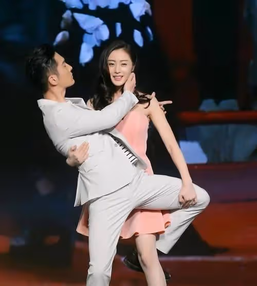 撕金晨,懟江疏影,出道12年卻年齡成謎,她活得太假?