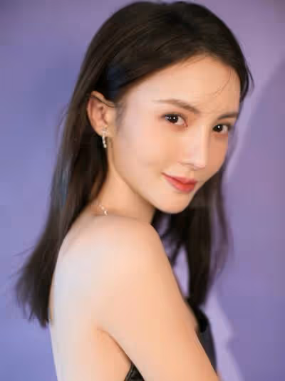 撕金晨,懟江疏影,出道12年卻年齡成謎,她活得太假?