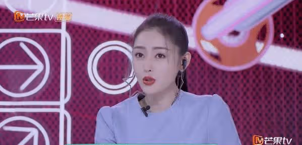 撕金晨,懟江疏影,出道12年卻年齡成謎,她活得太假?