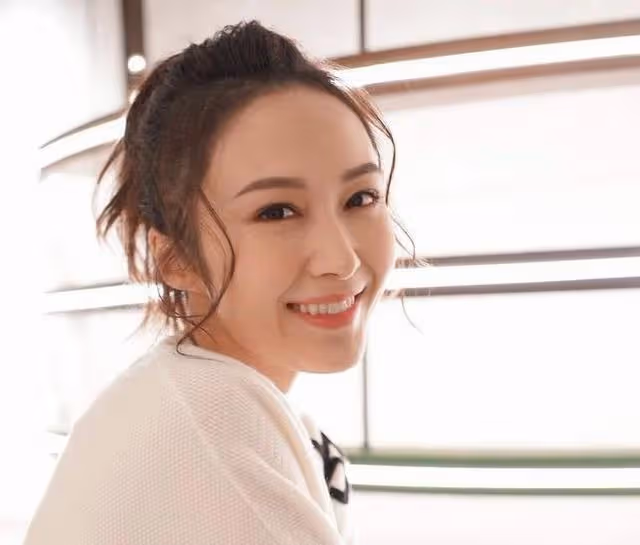 香港著名女星被曝情變,丈夫疑婚內出軌有多個情人,高情商回應