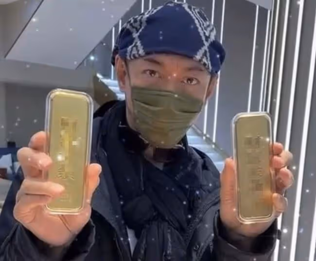 江華已暫停直播帶貨回家過年,一家四口溫馨出行,帥氣兒子罕露面