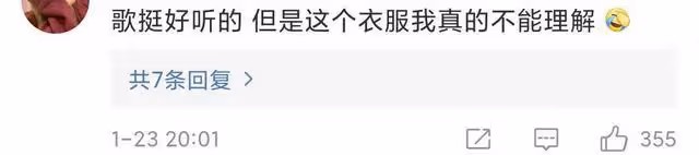 泫雅首爾歌謠大賞,穿著平底鞋領獎被疑懷孕,舞台太炸裂了!