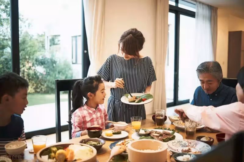 帶女朋友回家見父母,吃了一頓飯後,我媽說:這個女人不能娶