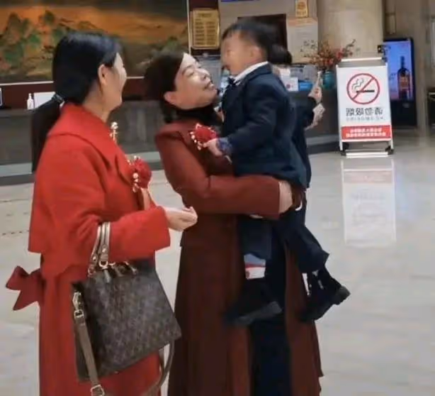 許媽姚爸以證婚人出席田靜弟弟婚禮，杜新枝為何不見露面？