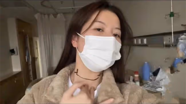 31歲美女網紅不幸患癌,術後躺病床笑容樂觀,父親同月剛確診腸癌