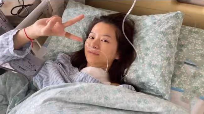 31歲美女網紅不幸患癌,術後躺病床笑容樂觀,父親同月剛確診腸癌