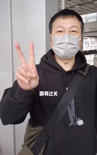 57歲老戲骨激動返港！一人推四個行李箱險摔倒，鬢邊露白髮太心酸