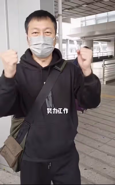 57歲老戲骨激動返港！一人推四個行李箱險摔倒，鬢邊露白髮太心酸