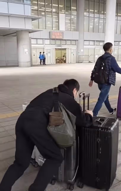 57歲老戲骨激動返港！一人推四個行李箱險摔倒，鬢邊露白髮太心酸