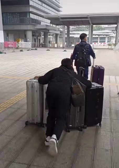 57歲老戲骨激動返港！一人推四個行李箱險摔倒，鬢邊露白髮太心酸