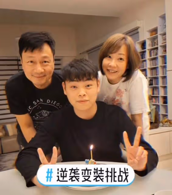 57歲老戲骨激動返港!一人推四個行李箱險摔倒,鬢邊露白髮太心酸