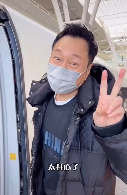 57歲老戲骨激動返港!一人推四個行李箱險摔倒,鬢邊露白髮太心酸