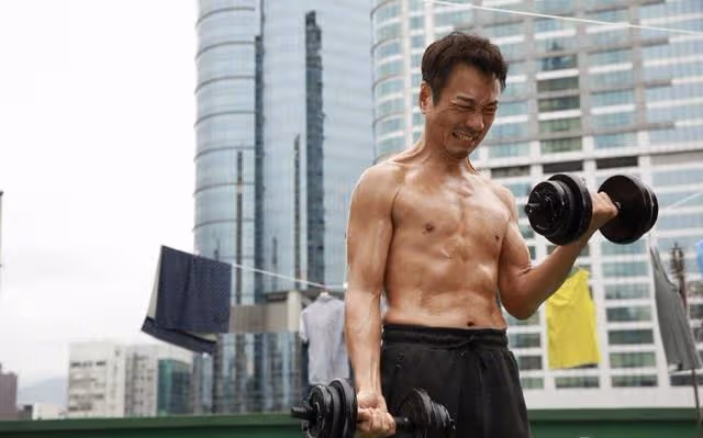 57歲老戲骨激動返港!一人推四個行李箱險摔倒,鬢邊露白髮太心酸