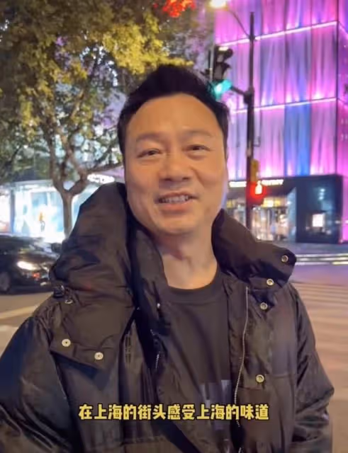 57歲老戲骨激動返港!一人推四個行李箱險摔倒,鬢邊露白髮太心酸