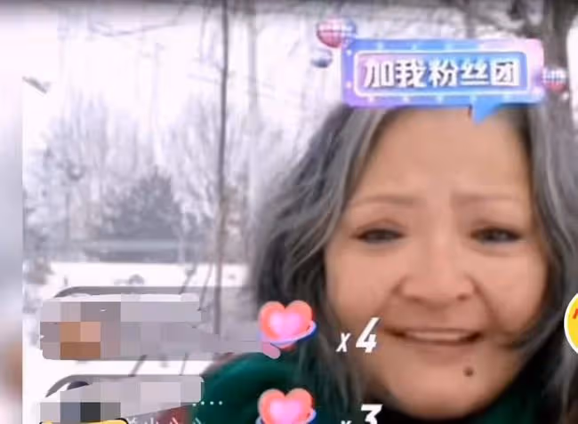 65歲網紅雪地直播多個小時,滿頭白髮仍拚命掙錢,直言錢比命重要