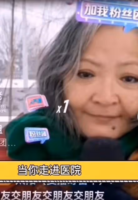 65歲網紅雪地直播多個小時,滿頭白髮仍拚命掙錢,直言錢比命重要