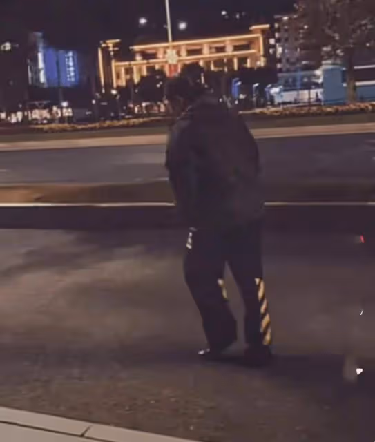 49歲高亞麟被指喝大了！深夜街頭不戴口罩跳舞，搖搖晃晃放飛自我