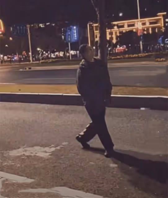 49歲高亞麟被指喝大了！深夜街頭不戴口罩跳舞，搖搖晃晃放飛自我