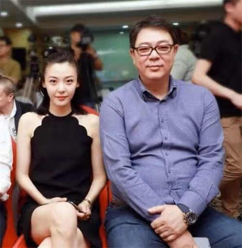 49歲高亞麟被指喝大了!深夜街頭不戴口罩跳舞,搖搖晃晃放飛自我