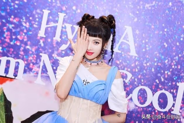 真情侶就是大膽!年末舞台直接熱吻,震倒一片觀眾