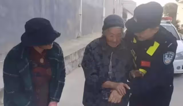 拾荒阿嬤路邊撿回女嬰,靠撿回收供上重點大學,正愁學費「家門口來了一排警車」