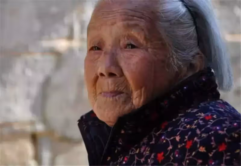 拾荒阿嬤路邊撿回女嬰,靠撿回收供上重點大學,正愁學費「家門口來了一排警車」