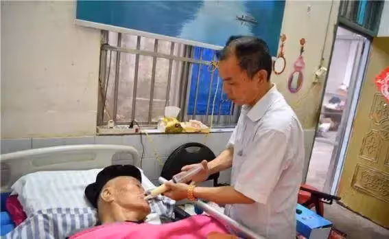 孝順女婿長照岳父12年,白天上班晚上顧3長輩,幾度累倒在工作崗位,仍無怨無悔:盡孝是我的本分