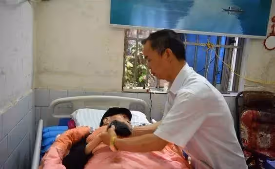 孝順女婿長照岳父12年,白天上班晚上顧3長輩,幾度累倒在工作崗位,仍無怨無悔:盡孝是我的本分