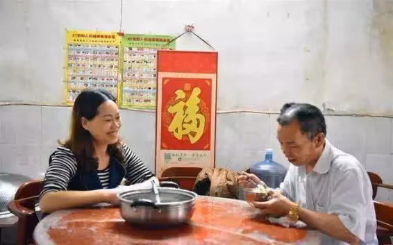 孝順女婿長照岳父12年,白天上班晚上顧3長輩,幾度累倒在工作崗位,仍無怨無悔:盡孝是我的本分