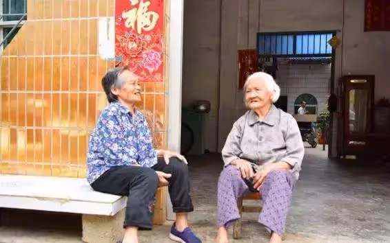 孝順女婿長照岳父12年,白天上班晚上顧3長輩,幾度累倒在工作崗位,仍無怨無悔:盡孝是我的本分