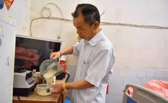 孝順女婿長照岳父12年,白天上班晚上顧3長輩,幾度累倒在工作崗位,仍無怨無悔:盡孝是我的本分