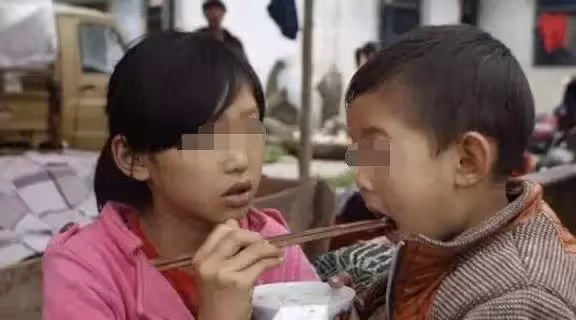 一手養大弟弟,姐姐婚後向弟弟借2.2萬救急,弟弟卻讓姐姐寫欠條,回家打開一看哭了