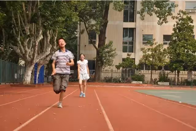 一手養大弟弟,姐姐婚後向弟弟借2.2萬救急,弟弟卻讓姐姐寫欠條,回家打開一看哭了